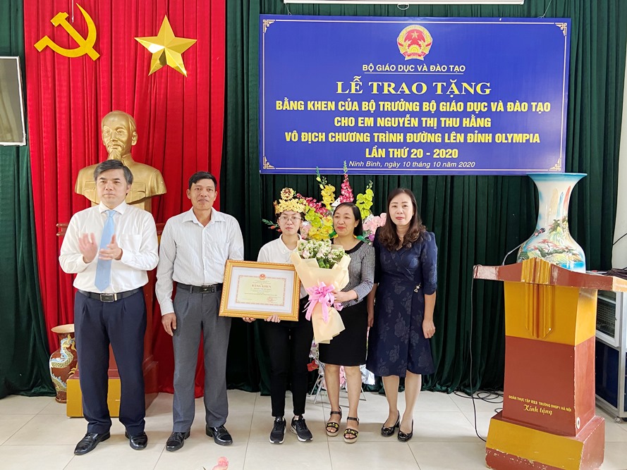 Bộ Giáo dục và Đào tạo trao bằng khen cho Quán quân Đường lên đỉnh Olympia