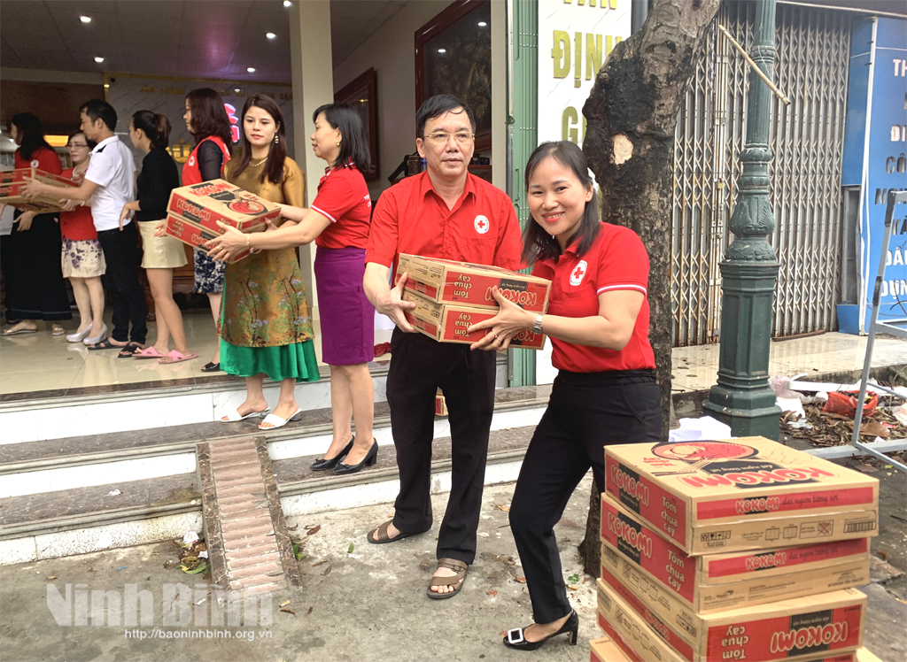 Chuyến xe đầu tiên chở hàng thiết yếu về với miền Trung ruột thịt