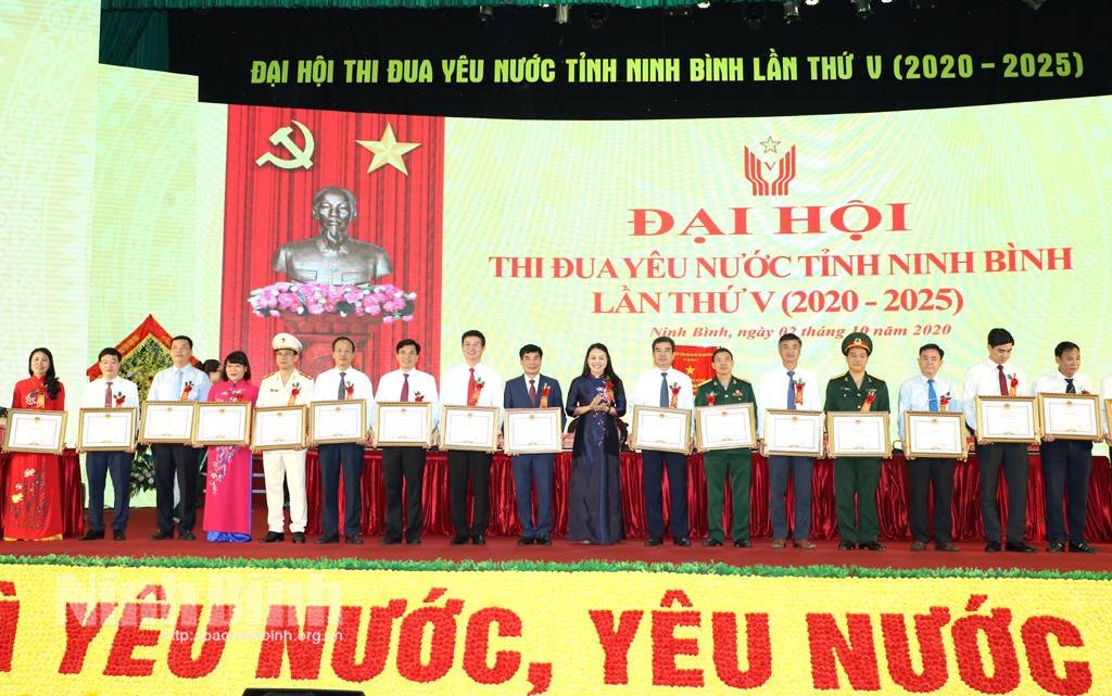 Khen thưởng các tập thể cá nhân đạt thành tích xuất sắc trong các phong trào thi đua của tỉnh giai đoạn 2015 2020