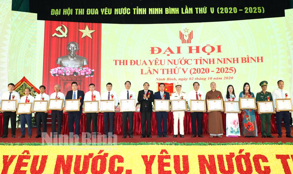 Khen thưởng các tập thể cá nhân đạt thành tích xuất sắc trong các phong trào thi đua của tỉnh giai đoạn 2015 2020
