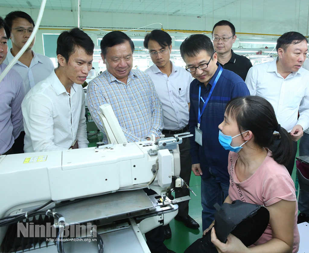 Các đồng chí lãnh đạo UBND tỉnh kiểm tra tình hình sản xuất tại một số địa phương
