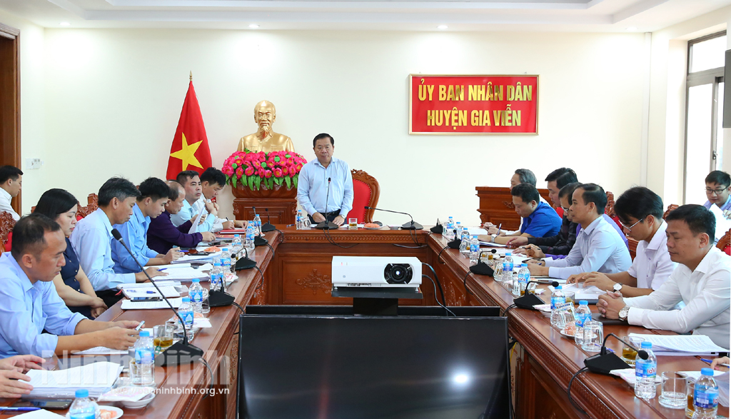 Các đồng chí lãnh đạo UBND tỉnh kiểm tra tình hình sản xuất tại một số địa phương