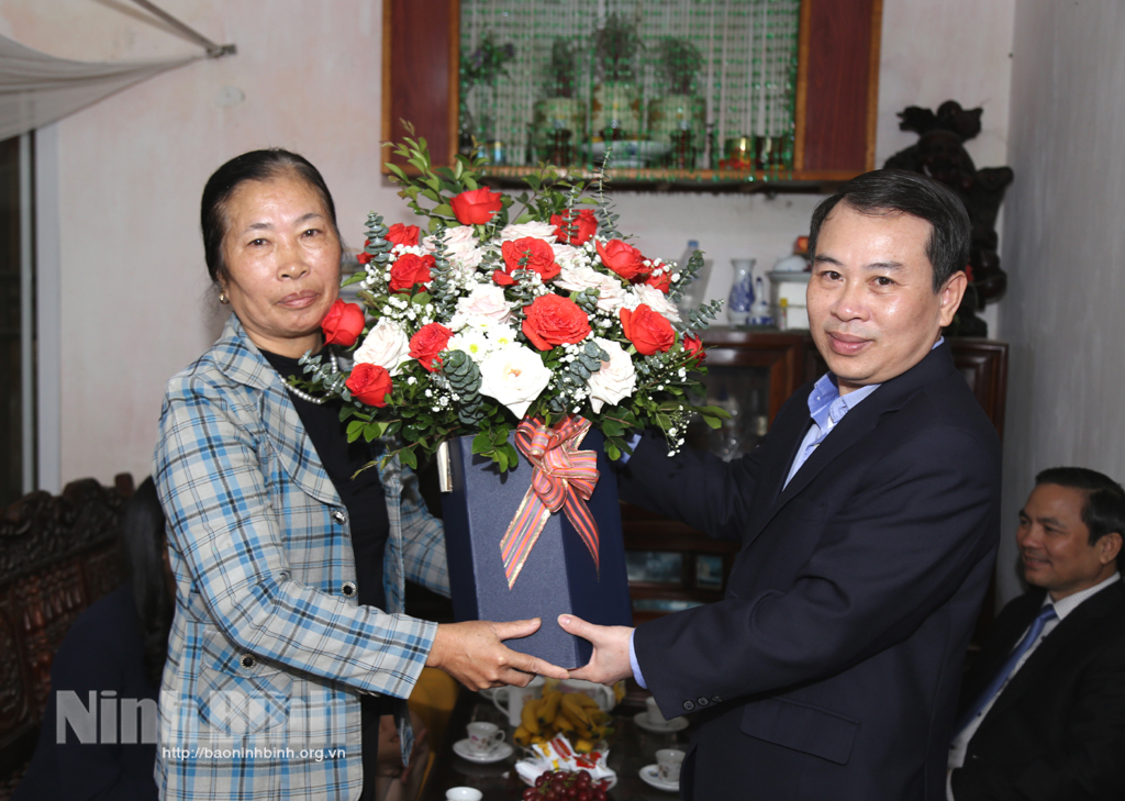 Các đồng chí lãnh đạo tỉnh thăm chúc mừng ngày Nhà giáo Việt Nam 2011