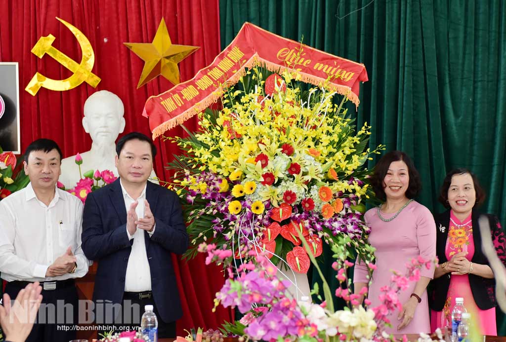 Các đồng chí lãnh đạo tỉnh thăm chúc mừng ngày Nhà giáo Việt Nam 2011