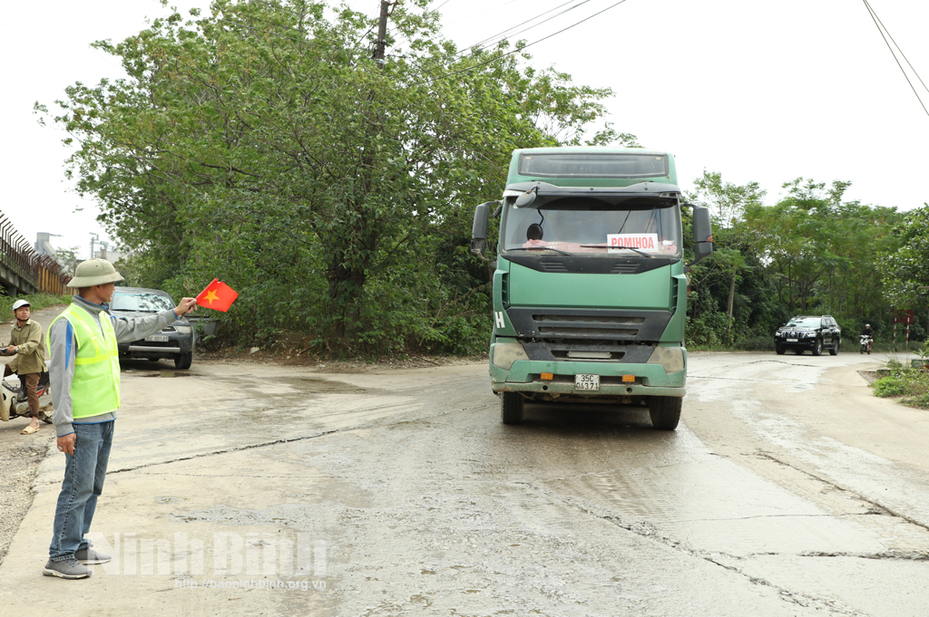 Không còn tình trạng người dân tự ý cản trở giao thông trên tuyến đường Ngô Thì Sỹ đoạn qua thôn Tân Nam xã Quang Sơn
