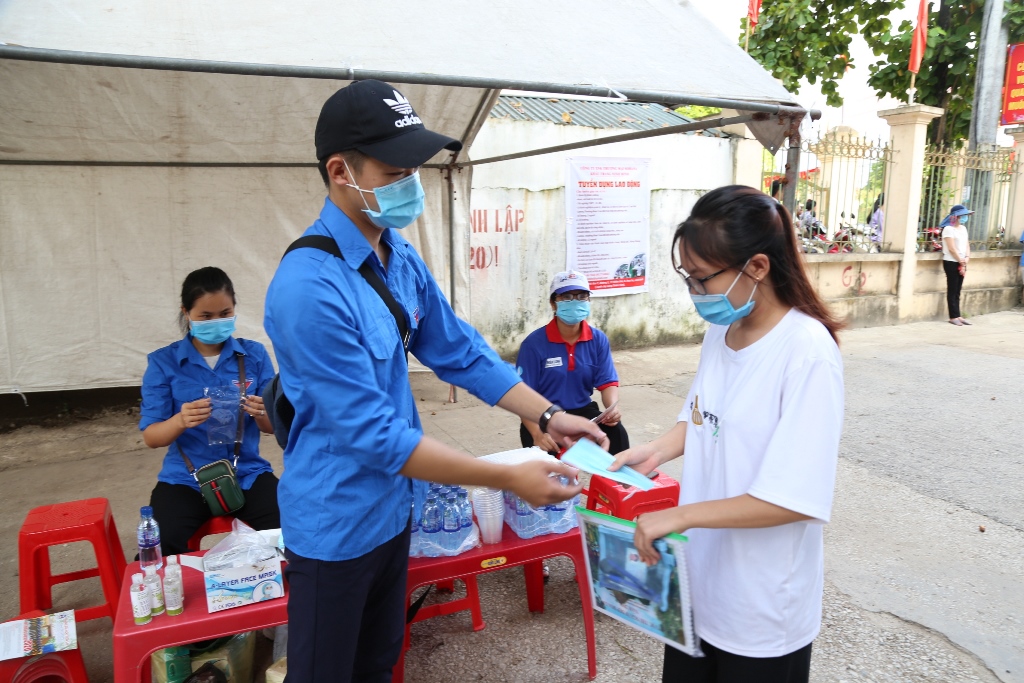 Thí sinh Ninh Bình bước vào ngày đầu tiên của mùa thi đặc biệt