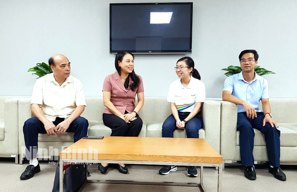 Đồng chí Bí thư Tỉnh ủy chúc mừng em Nguyễn Thị Thu Hằng trước khi bước vào thi chung kết Cuộc thi Đường lên đỉnh Olympia năm 2020