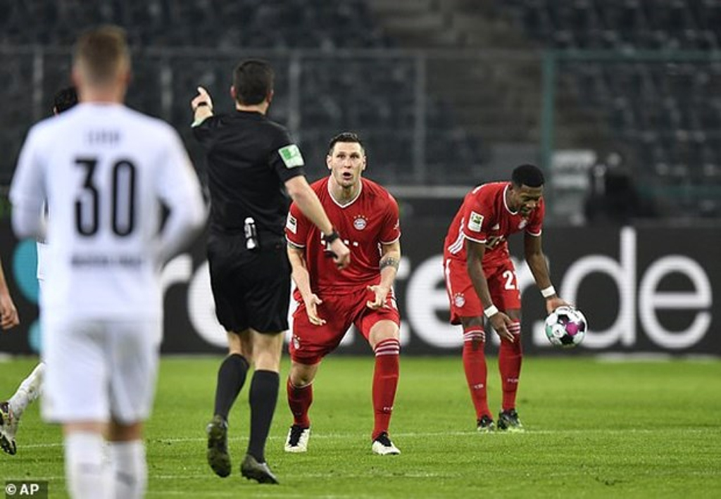 Dẫn 20 Bayern Munich thua ngược khó tin trước Moenchengladbach