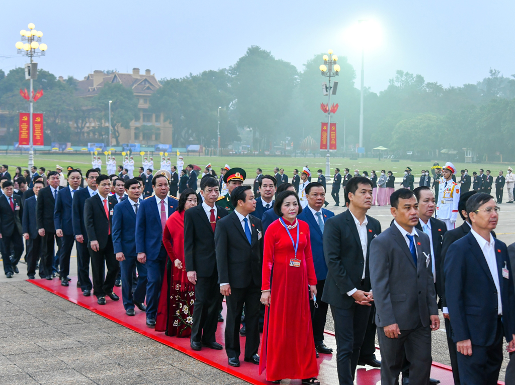 Các đại biểu dự Đại hội XIII của Đảng viếng Chủ tịch Hồ Chí Minh và dâng hương tưởng niệm các Anh hùng liệt sỹ