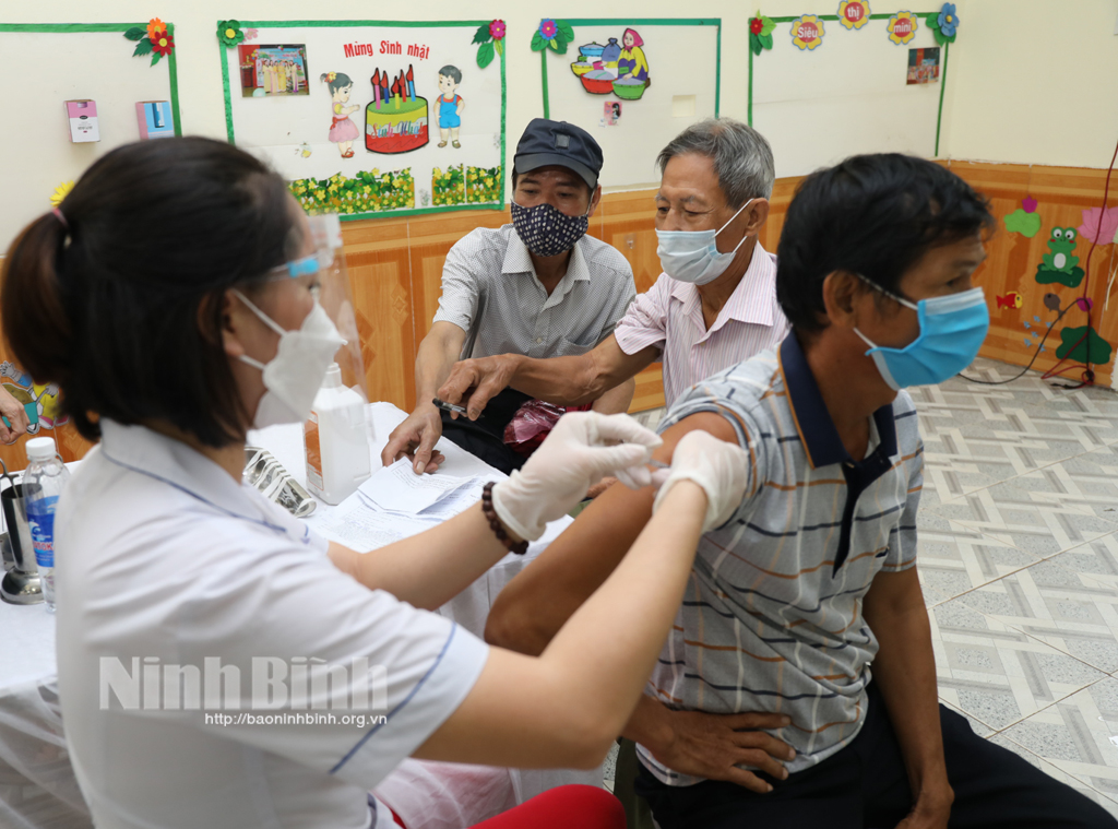 Đồng chí Bí thư Tỉnh ủy kiểm tra công tác tiêm phòng vắc xin COVID19 tại thành phố Ninh Bình và huyện Hoa Lư