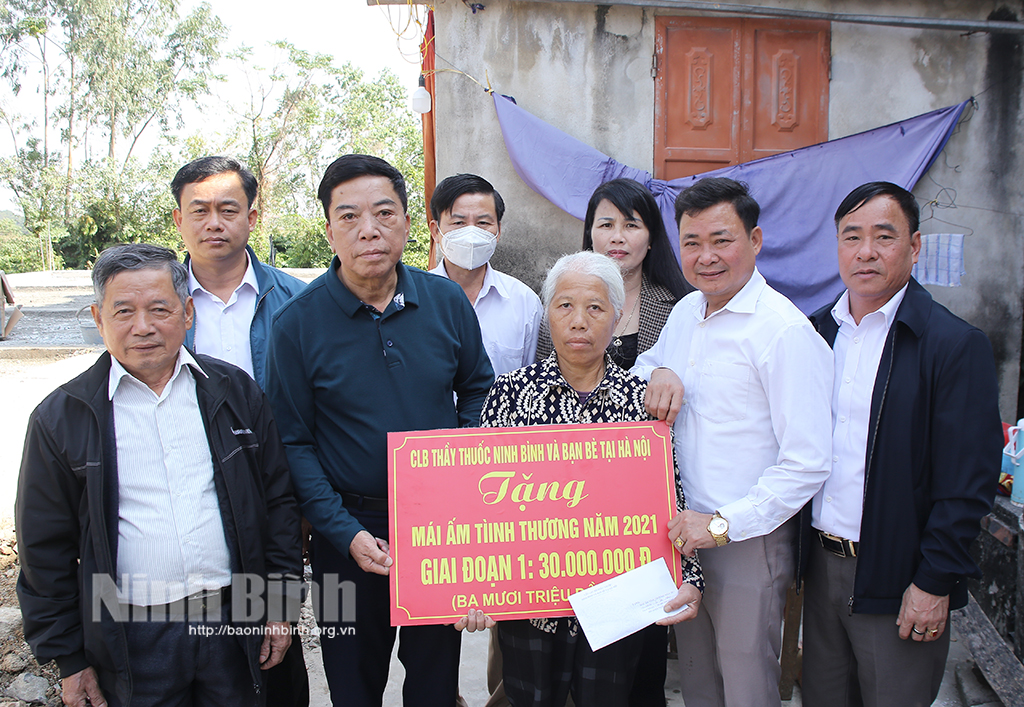 Cộng đồng họ Bùi Việt Nam và Câu lạc bộ Thầy thuốc Ninh Bình tặng máy tính và sách cho trường Tiểu học Khánh Thượng