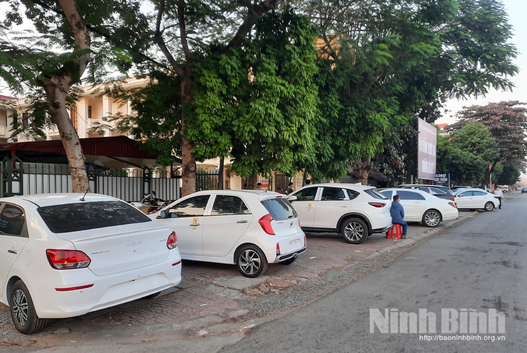 Người dân đi đăng ký xe ô tô tăng cao do chính sách giảm lệ phí trước bạ