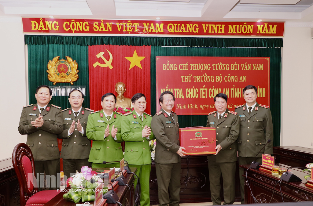 Thượng tướng Bùi Văn Nam Thứ trưởng Bộ Công an chúc mừng Tỉnh ủy Ninh Bình