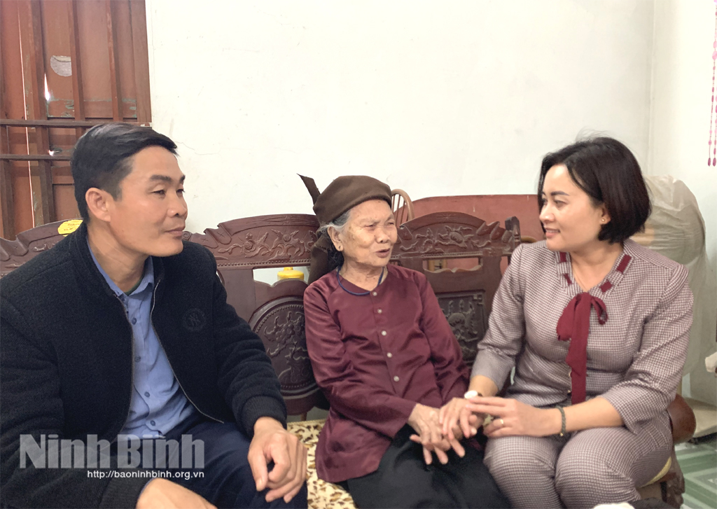 Xuân về Mẹ kể chuyện xưa…