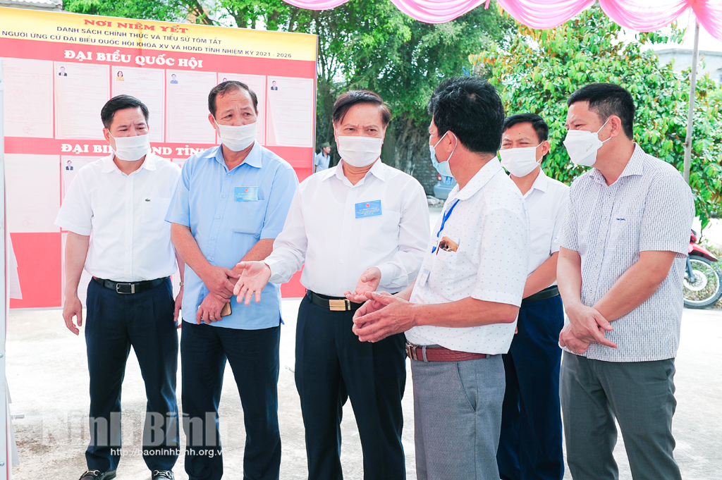 Các đồng chí lãnh đạo tỉnh kiểm tra công tác chuẩn bị bầu cử