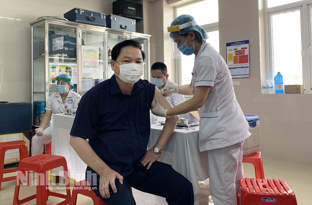Các đồng chí thành viên BCĐ phòng chống dịch bệnh tỉnh Ninh Bình tiêm vắc xin phòng COVID19