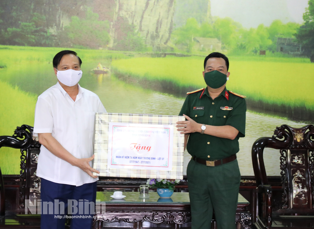 Các đồng chí lãnh đạo tỉnh thăm tặng quà nhân ngày Thương binh liệt sỹ 277