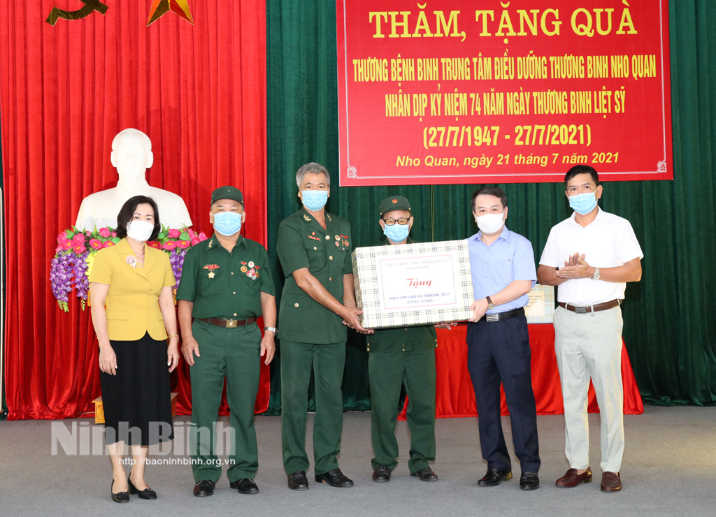 Các đồng chí lãnh đạo tỉnh thăm tặng quà nhân ngày Thương binh liệt sỹ 277