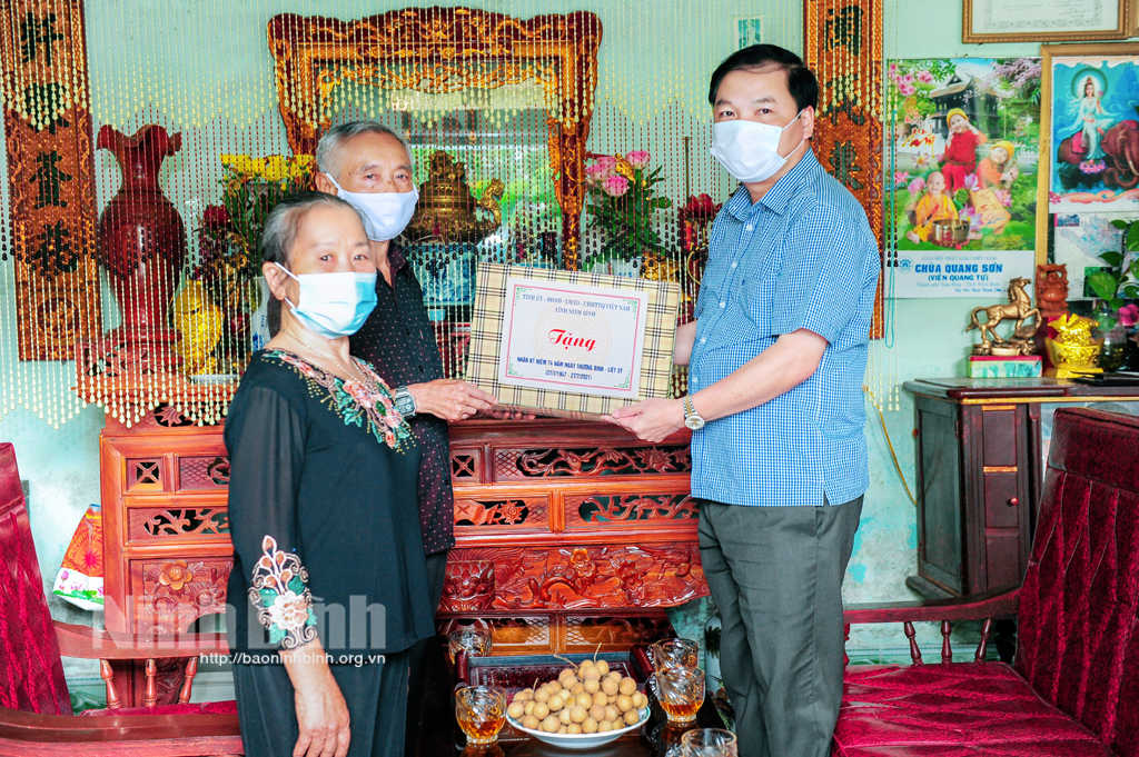 Các đồng chí lãnh đạo tỉnh thăm tặng quà nhân ngày Thương binh liệt sỹ 277