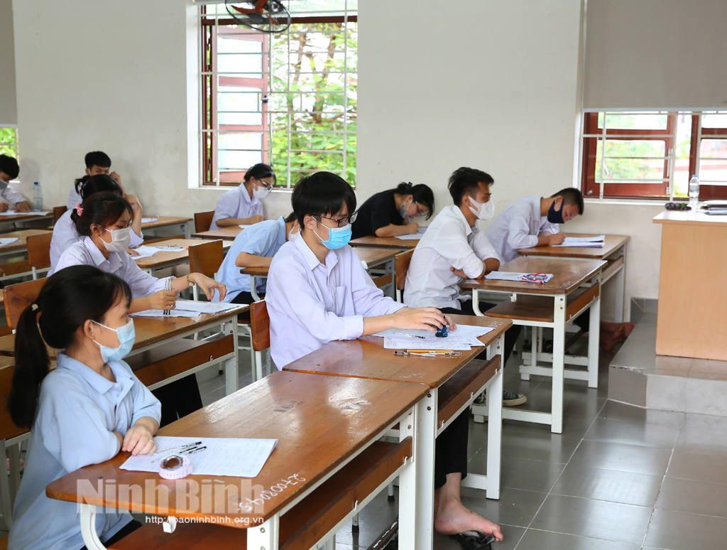 Thí sinh Ninh Bình tự tin hoàn thành tốt ngày thi đầu tiên trong kỳ thi tốt nghiệp THPT năm 2021