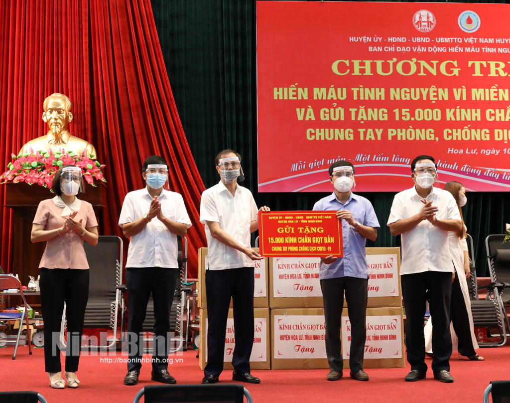 Hoa Lư tổ chức Hiến máu tình nguyện vì miền Nam thân yêu và gửi tặng 15000 kính chắn giọt bắn chung tay phòng chống dịch COVID19