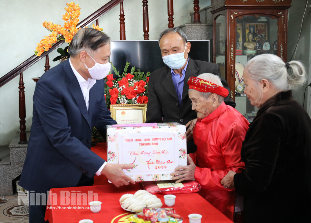 a Quang tặng quà