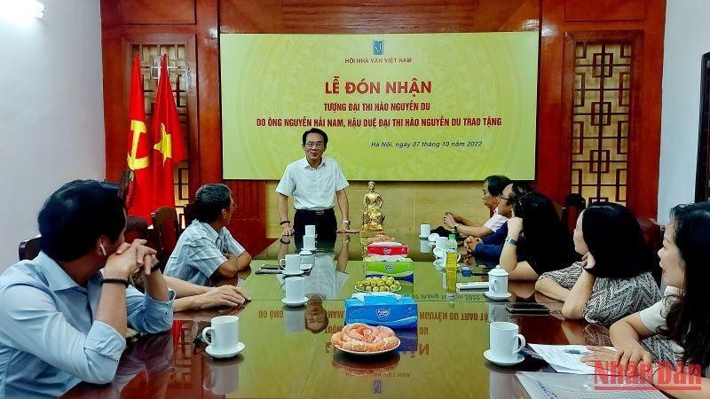 Hội Nhà văn Việt Nam đón nhận tượng Đại thi hào Nguyễn Du