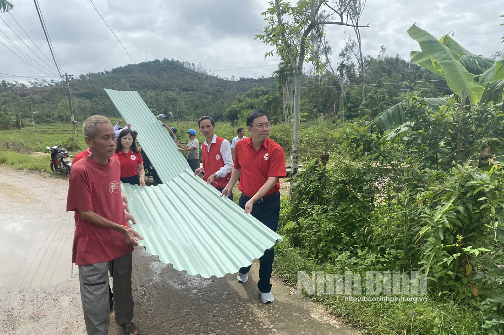 Mang yêu thương về với miền Trung ruột thịt
