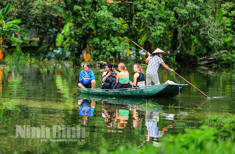 Khách du lịch nước ngoài thích thú với du lịch mùa mưa ở Ninh Bình