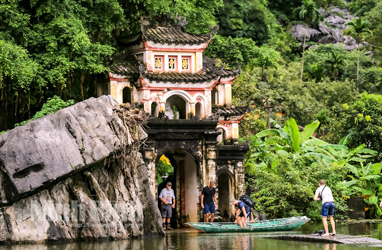 Khách du lịch nước ngoài thích thú với du lịch mùa mưa ở Ninh Bình