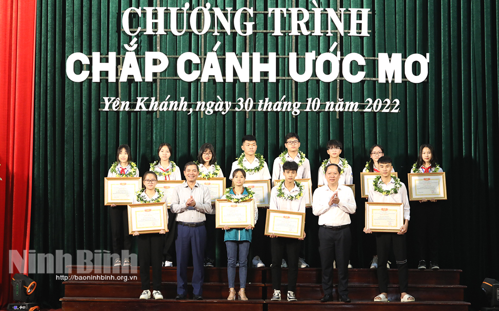 Trao thưởng Quỹ khuyến học khuyến tài Vũ Duy Thanh năm 2022