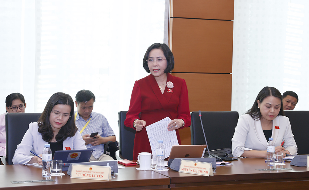 Kỳ họp thứ tư Quốc hội khóa XV Đại biểu Quốc hội tham gia thảo luận ở tổ về một số dự án luật