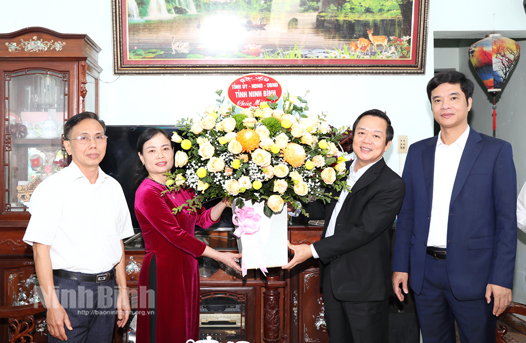 Đồng chí Chủ tịch UBND tỉnh thăm chúc mừng các thầy cô giáo nhân kỷ niệm 40 năm Ngày Nhà giáo Việt Nam