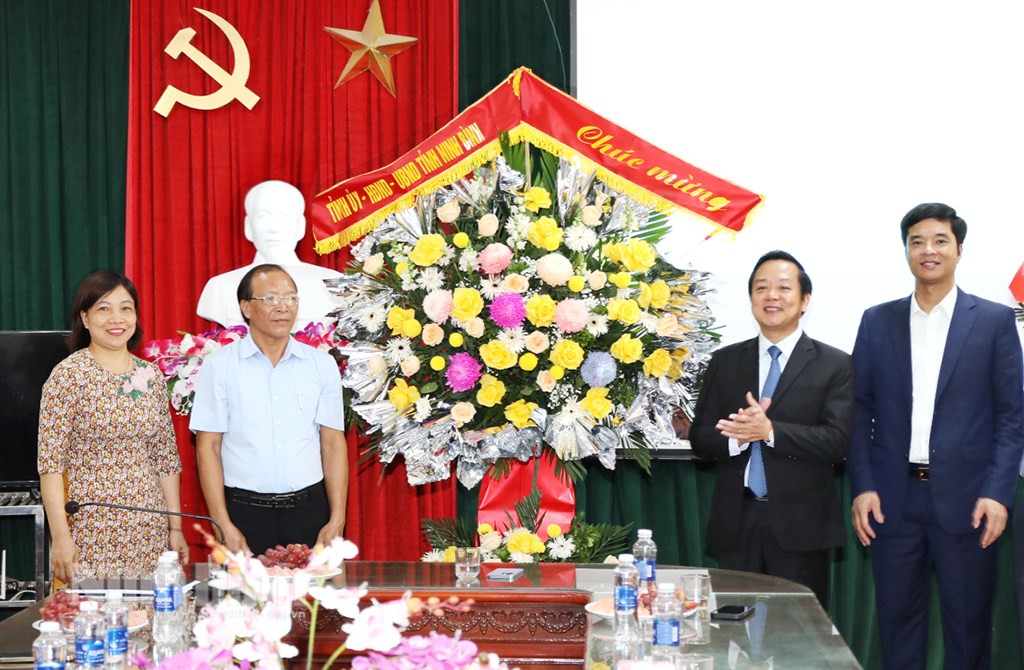 Đồng chí Chủ tịch UBND tỉnh thăm chúc mừng các thầy cô giáo nhân kỷ niệm 40 năm Ngày Nhà giáo Việt Nam