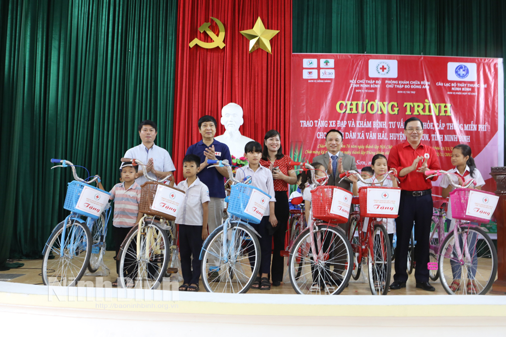 700 người cao tuổi người nghèo xã Văn Hải được khám bệnh và cấp thuốc miễn phí