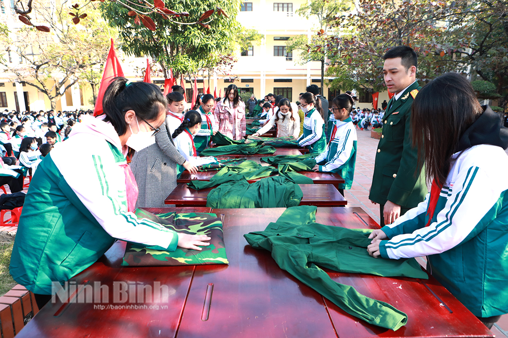Trường THCS Trương Hán Siêu tổ chức chương trình Em tập làm chiến sỹ