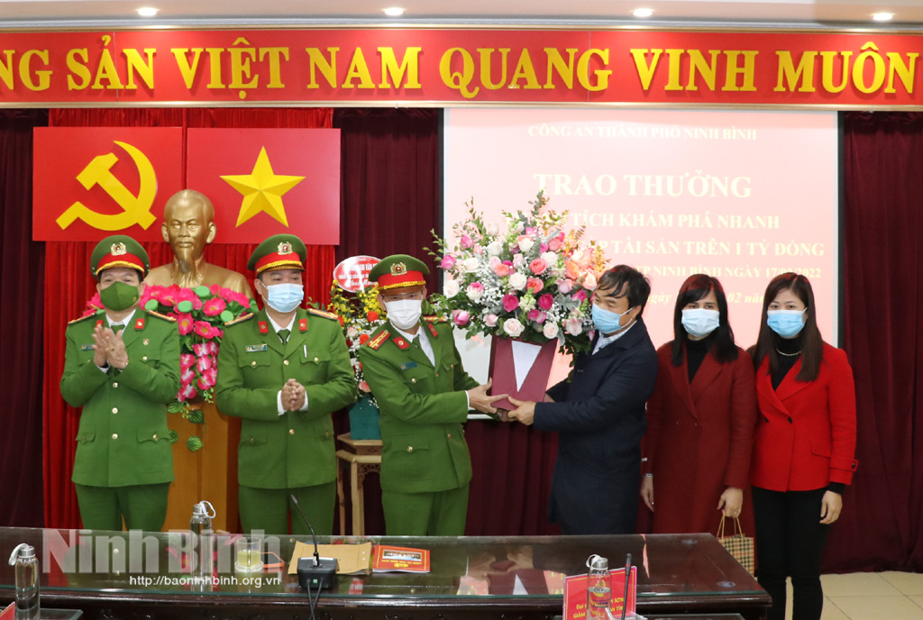 Khen thưởng 3 đơn vị có thành tích khám phá nhanh vụ trộm cắp tài sản tại một doanh nghiệp lớn trên địa bàn thành phố Ninh Bình