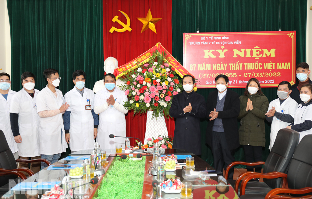 Đồng chí Chủ tịch UBND tỉnh thăm chúc mừng Ngày Thầy thuốc Việt Nam