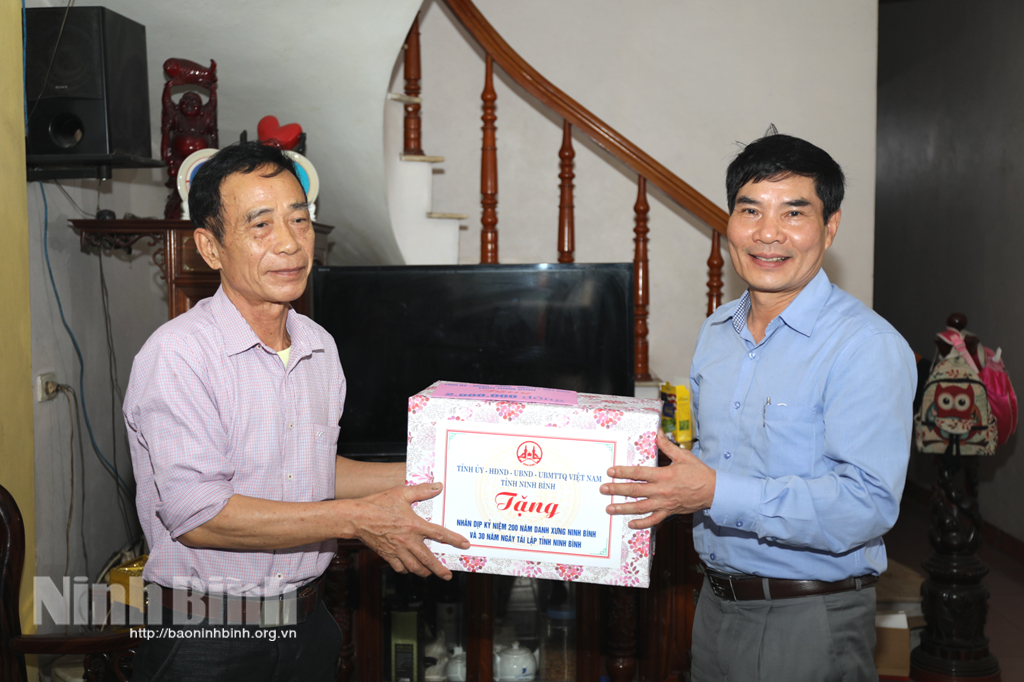 Các đồng chí lãnh đạo tỉnh thăm tặng quà gia đình người có công trong tỉnh