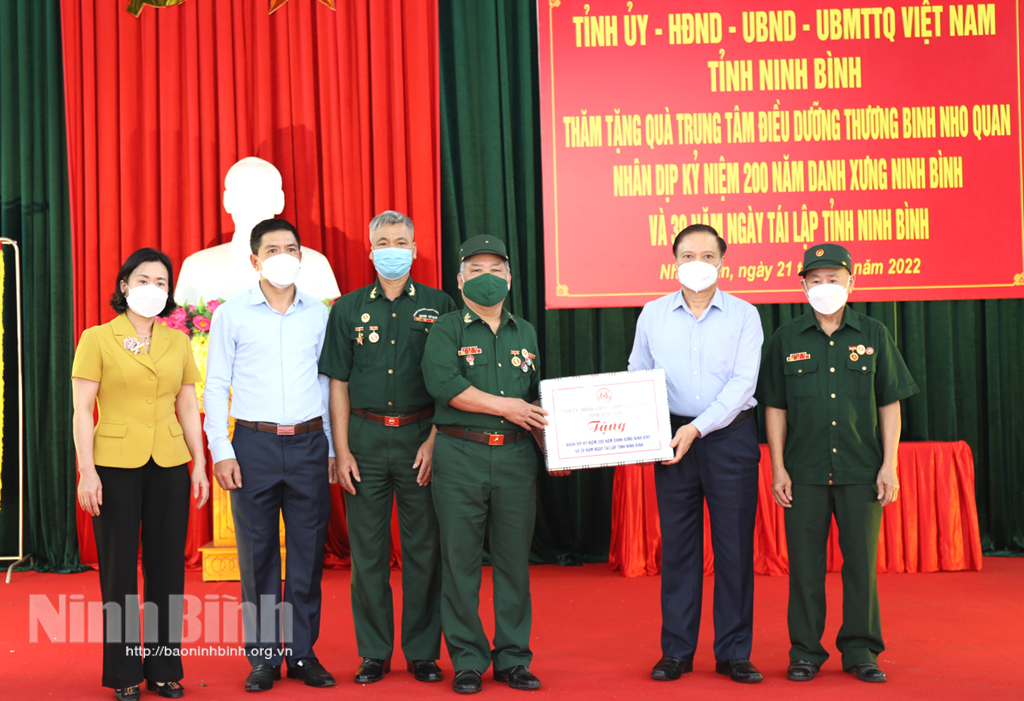 Các đồng chí lãnh đạo tỉnh thăm tặng quà nhân dịp kỷ niệm 200 năm Danh xưng Ninh Bình và 30 năm tái lập tỉnh