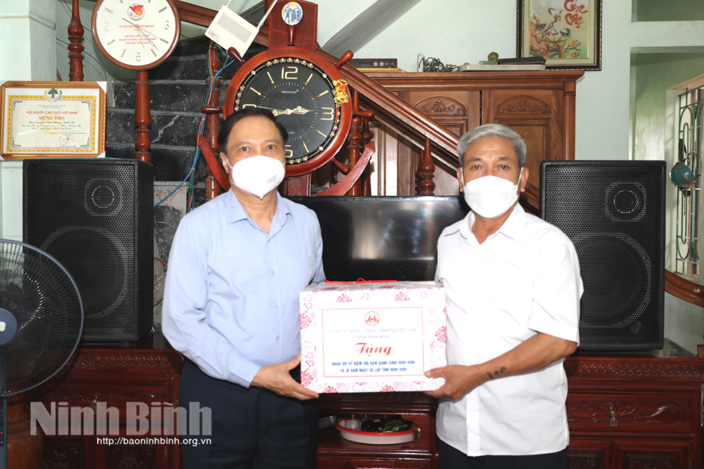 Các đồng chí lãnh đạo tỉnh thăm tặng quà nhân dịp kỷ niệm 200 năm Danh xưng Ninh Bình và 30 năm tái lập tỉnh
