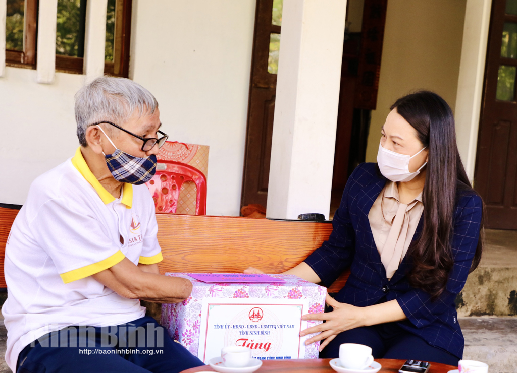 Các đồng chí lãnh đạo tỉnh thăm tặng quà nhân dịp kỷ niệm 200 năm Danh xưng Ninh Bình và 30 năm tái lập tỉnh