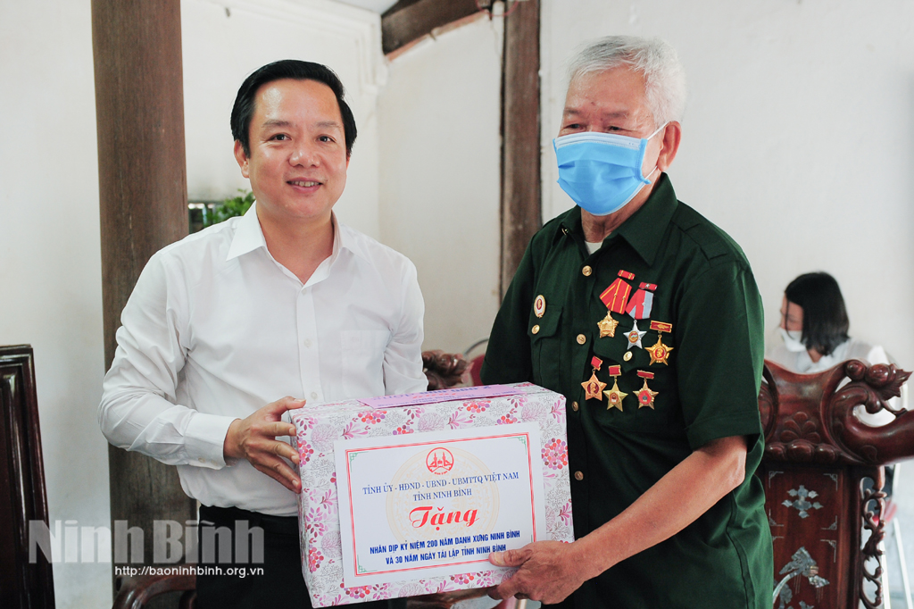 Các đồng chí lãnh đạo tỉnh thăm tặng quà nhân dịp kỷ niệm 200 năm Danh xưng Ninh Bình và 30 năm tái lập tỉnh