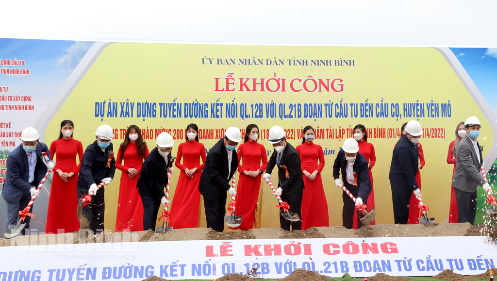 Các đồng chí lãnh đạo tỉnh dự lễ khởi công các công trình chào mừng kỷ niệm 200 năm Danh xưng Ninh Bình và 30 năm tái lập tỉnh