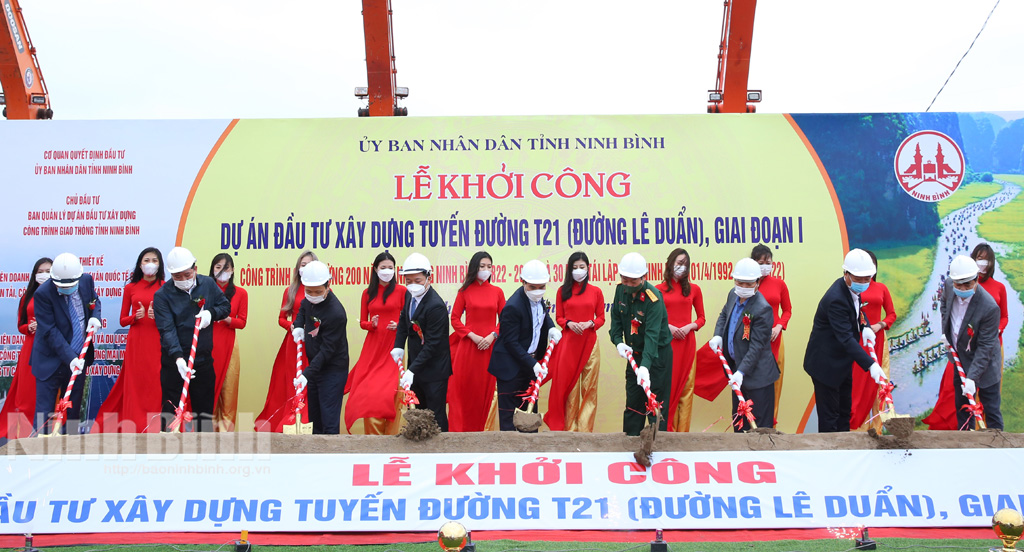 Các đồng chí lãnh đạo tỉnh dự lễ khởi công các công trình chào mừng kỷ niệm 200 năm Danh xưng Ninh Bình và 30 năm tái lập tỉnh
