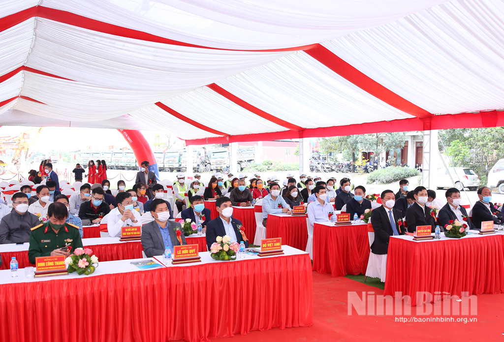 Các đồng chí lãnh đạo tỉnh dự lễ khởi công các công trình chào mừng kỷ niệm 200 năm Danh xưng Ninh Bình và 30 năm tái lập tỉnh