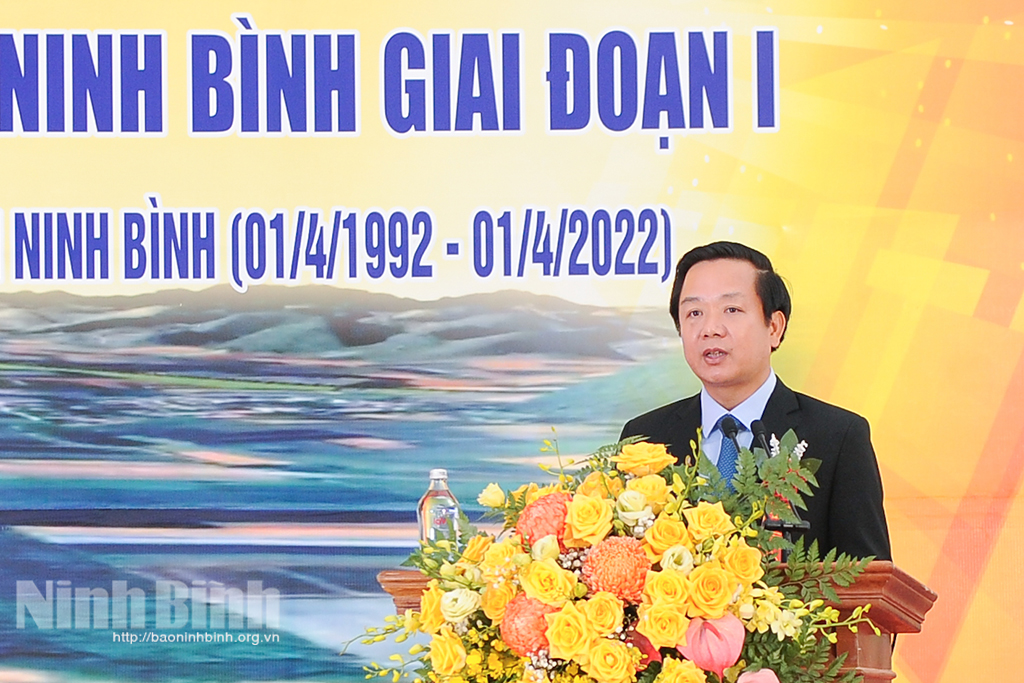 Khởi công