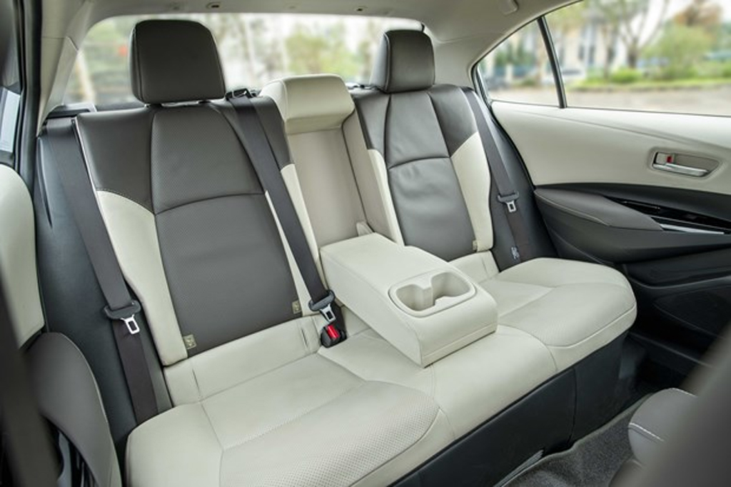 Ra mắt Toyota Corolla Altis mới bản hybrid đắt nhất 860 triệu đồng