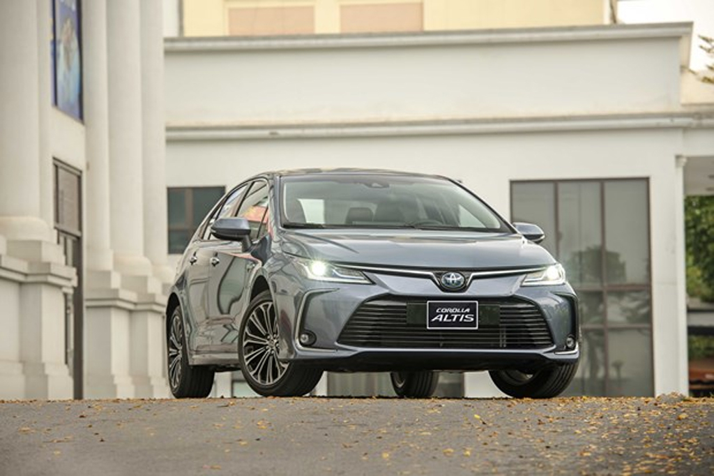 Ra mắt Toyota Corolla Altis mới bản hybrid đắt nhất 860 triệu đồng