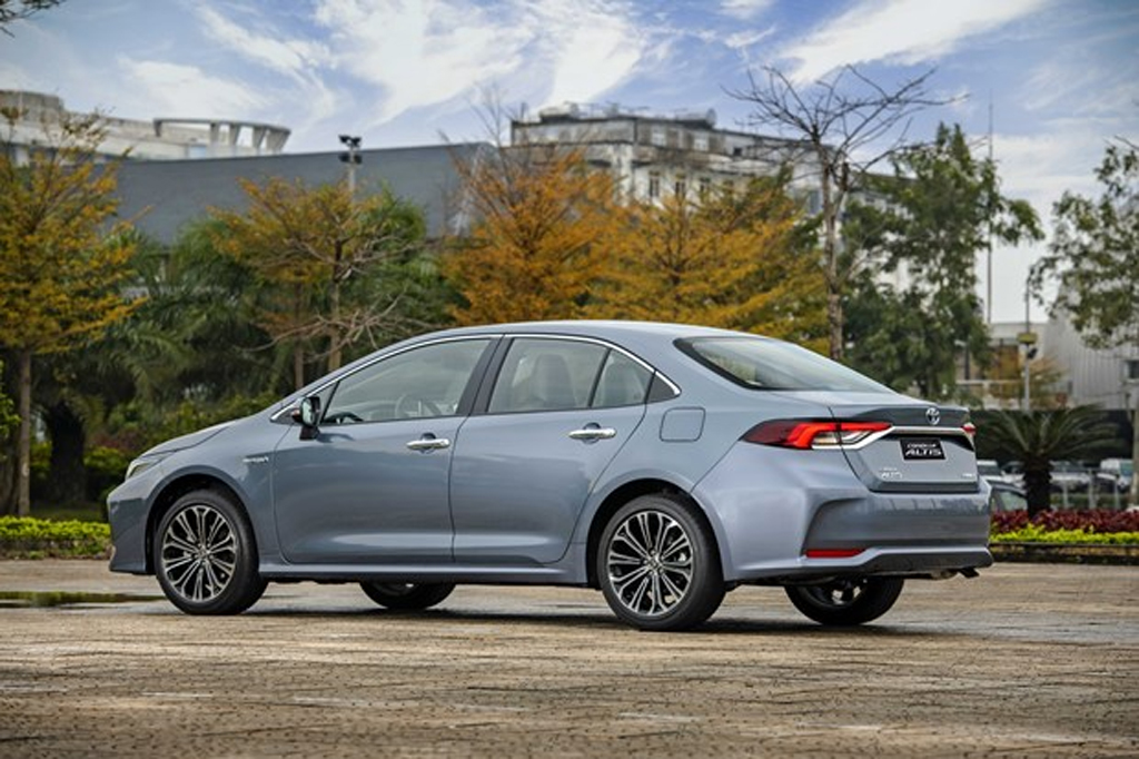 Ra mắt Toyota Corolla Altis mới bản hybrid đắt nhất 860 triệu đồng